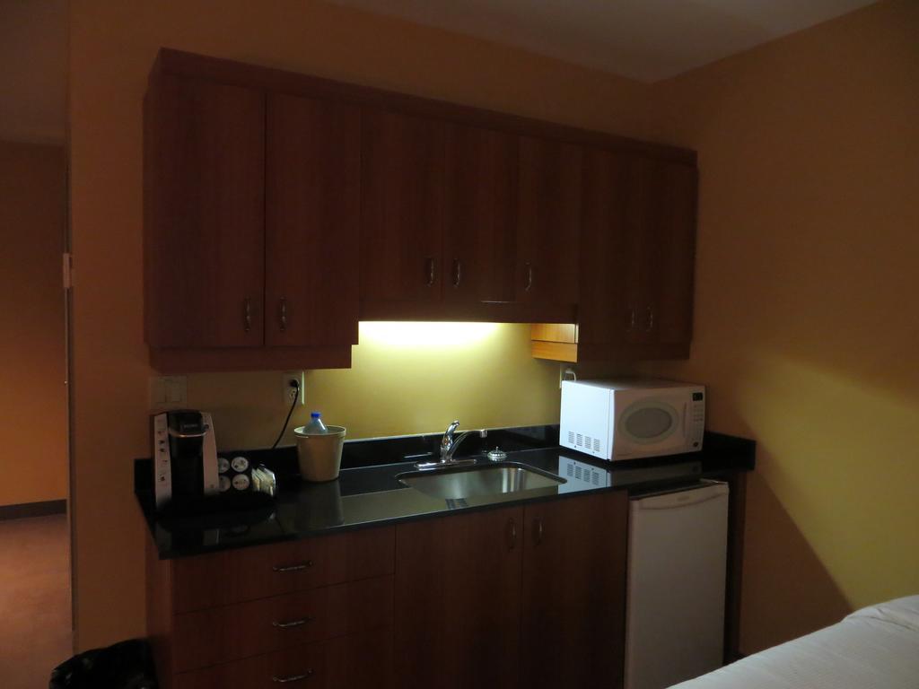 Hotel St-Bernard Saint-Bernard-de-Lacolle Room photo