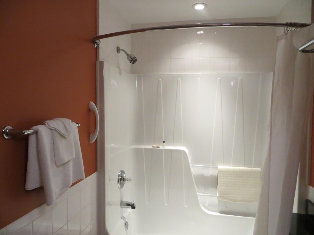 Hotel St-Bernard Saint-Bernard-de-Lacolle Room photo