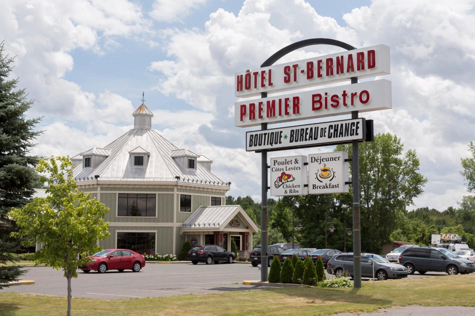 Hotel St-Bernard Saint-Bernard-de-Lacolle Exterior photo