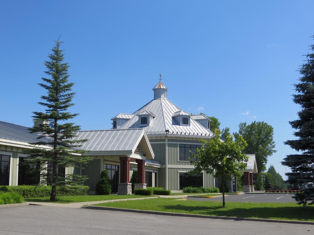 Hotel St-Bernard Saint-Bernard-de-Lacolle Exterior photo