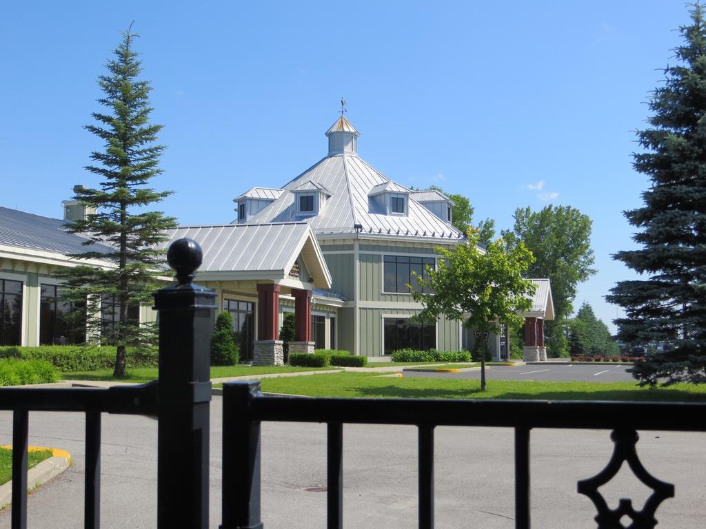 Hotel St-Bernard Saint-Bernard-de-Lacolle Exterior photo