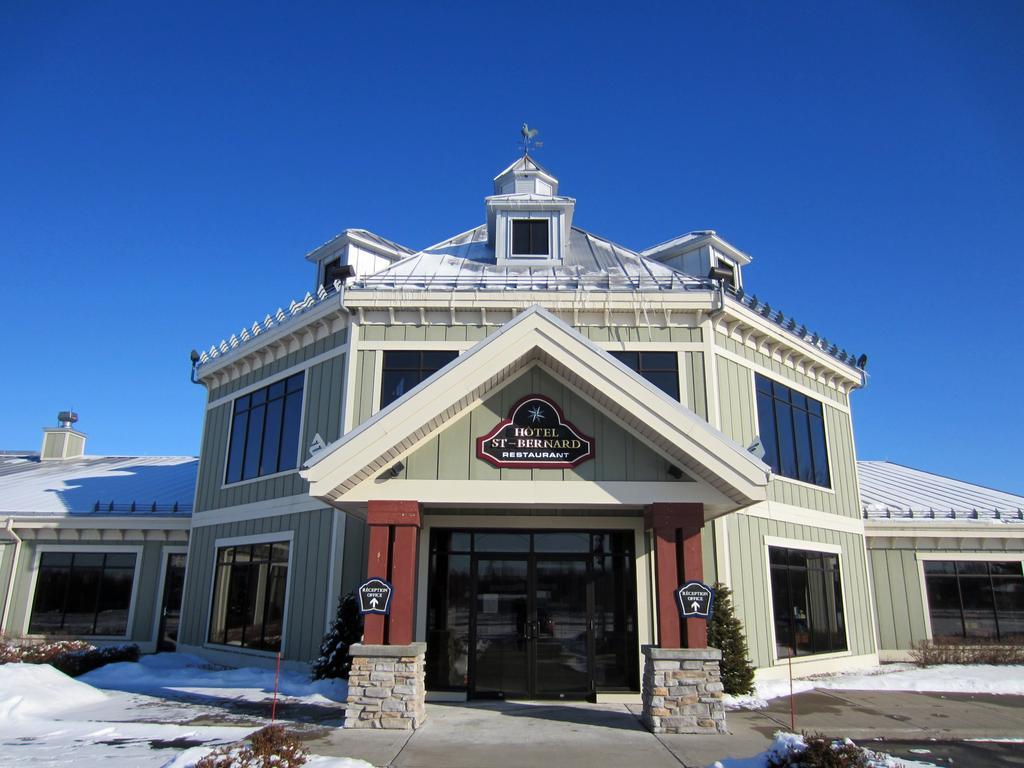 Hotel St-Bernard Saint-Bernard-de-Lacolle Exterior photo